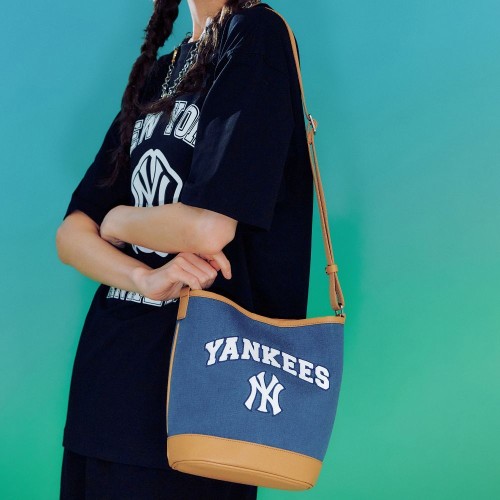 Varsity Basic Canvas Bucket Bag NEW YORK YANKEES Varsity Basic Canvas Bucket Bag NEW YORK YANKEES