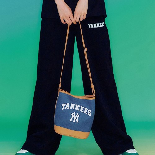 Varsity Basic Canvas Bucket Bag NEW YORK YANKEES Varsity Basic Canvas Bucket Bag NEW YORK YANKEES