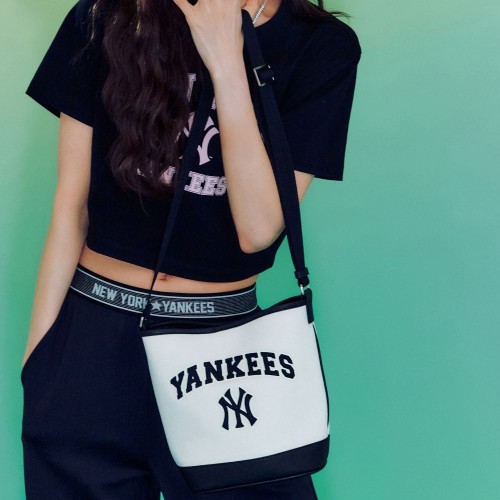Varsity Basic Canvas Bucket Bag NEW YORK YANKEES Varsity Basic Canvas Bucket Bag NEW YORK YANKEES