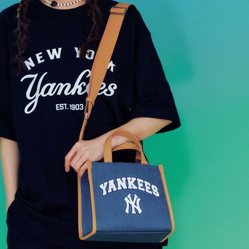 Varsity Basic Canvas S-Tote Bag NEW YORK YANKEES Varsity Basic Canvas S-Tote Bag NEW YORK YANKEES