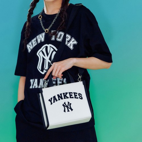 Varsity Basic Canvas S-Tote Bag NEW YORK YANKEES Varsity Basic Canvas S-Tote Bag NEW YORK YANKEES